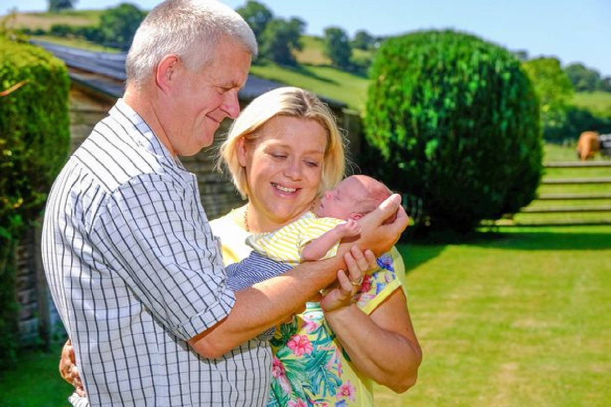 ऐकावं ते नवलच! 20 वर्षे बाळासाठी करत होते प्रयत्न; नवऱ्याने ब्रेड खाणं सोडलं आणि 5 महिन्यांतच प्रेग्नंट झाली बायको