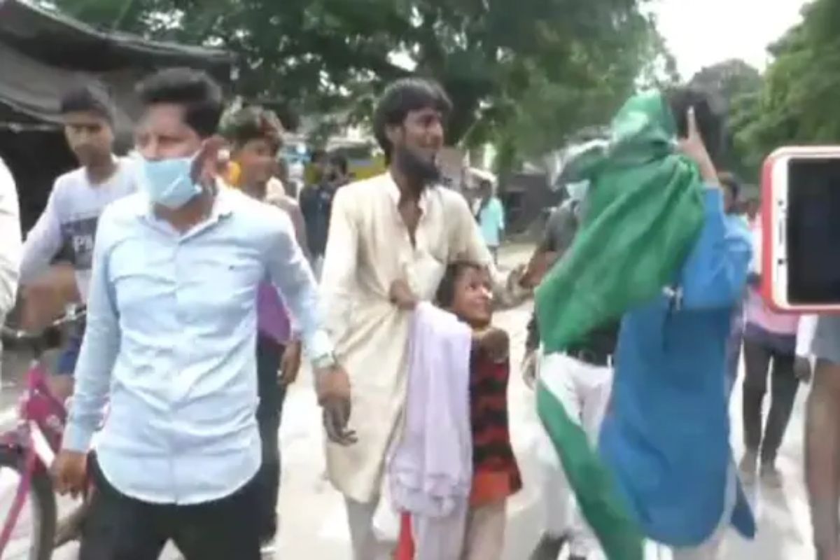 रिक्षाचालकाची मुलगी आपल्या वडिलांना वाचवण्यासाठी जीवाच्या आकांतानं हात जोडून विनवणी करताना...