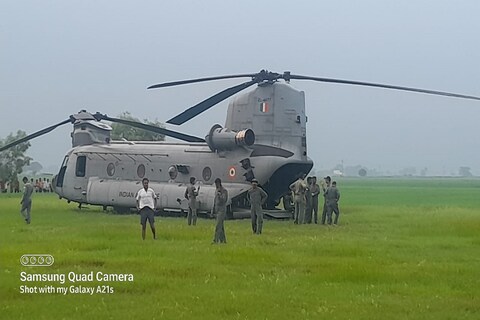  बिहारच्या (Bihar) बक्सरमध्ये (Baxar) हवाई दलाच्या हेलिकॉप्टरचं (air force helicopter) इमर्जन्सी लँडिंग (landing) करावं लागलं.