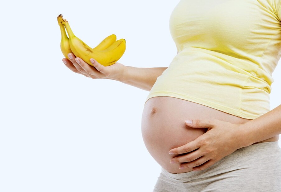 प्रेग्नेन्ट महिलांनी रोज 1 केळं खाणं आवश्यक आहे. यामध्ये फॉलिक ऍसिड असतं. ज्यामुळे नवीन पेशींची निर्मिती होत असते. याशिवाय गर्भाची वाढ चांगली होते. बाळामध्ये गर्भदोष राहण्याची भीती राहत नाही. 