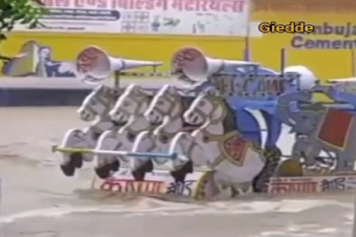 जब तक है जान! पुराच्या पाण्यात बुडाली निम्मी गाडी तरी...; पाहा मजेशीर VIDEO