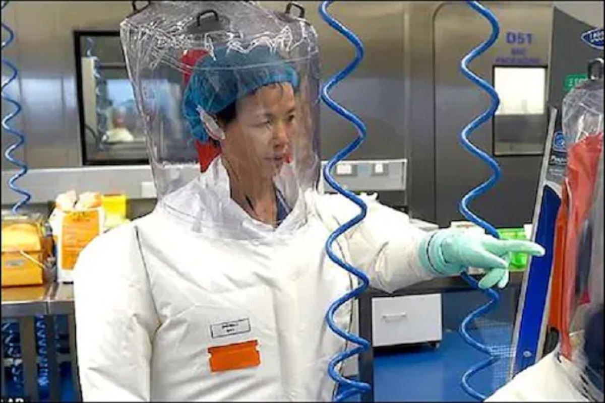 चीनच्या वुहान लॅबमधील प्रसिद्ध व्हायरोलॉजिस्ट शी झेंगली.