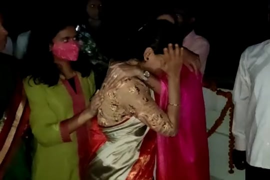 केंद्रीय राज्य मंत्री भारती पवार यांना अश्रू अनावर, सासूंच्या गळ्यात पडून रडल्या VIDEO