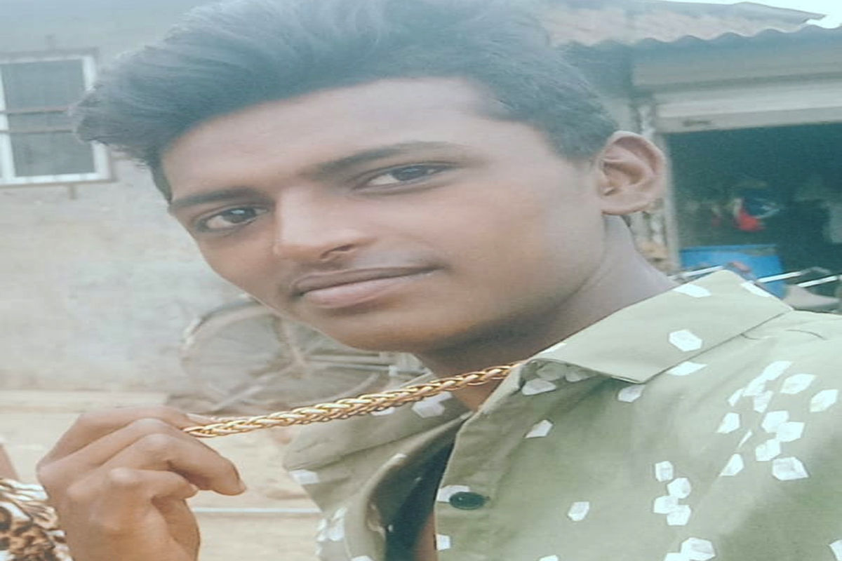 ही घटना पाहून परिसरातील जमावाने आरोपी समीरला पकडून जबर मारहाण केली. जमावाच्या मारहाणीत आरोपी समीरही गंभीर जखमी झाला