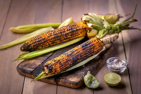 गेल्या काही वर्षांत स्वीट कॉर्न (Sweet Corn) अर्थात मधुमका म्हणजेच गोड मक्याची लागवडही आपल्याकडे केली जाते. त्यामुळे तोही बाजारात उपलब्ध असतो. कुठलं कणीस आरोग्याला चांगलं?