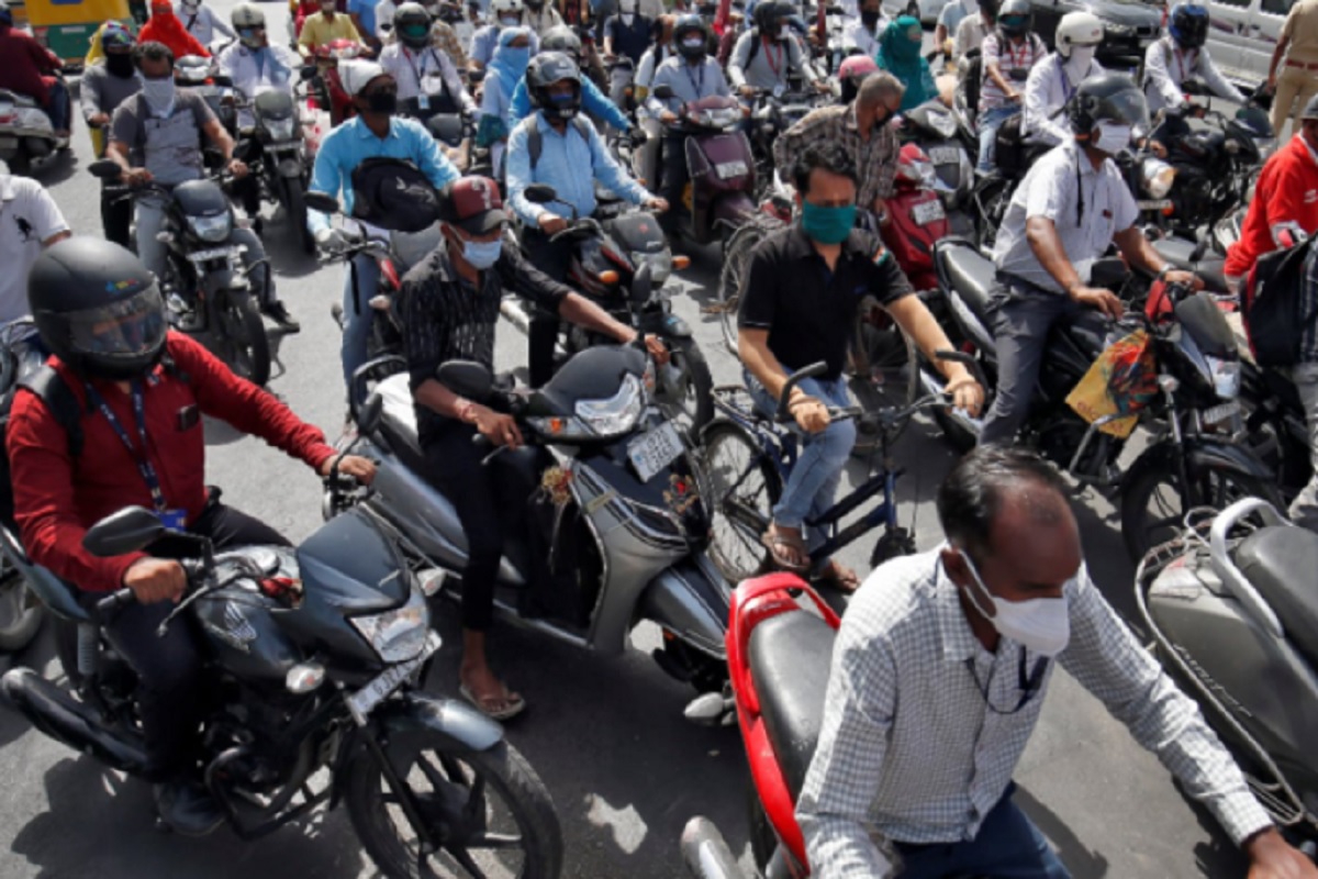 Two Wheeler चालकांसाठी महत्त्वाची बातमी, सरकारकडून या नियमांत बदल; आता असा करावा लागेल प्रवास