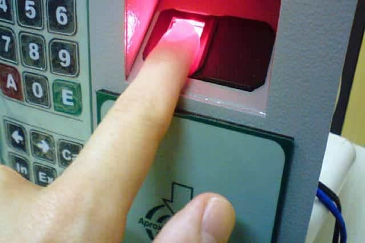 बायोमेट्रिकची ही यंत्रणा तालिबानच्या हाती लागली तर पुढचा अनर्थ अटळ आहे.