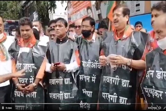 मुंबई लोकल सुरु करण्यासाठी घाटकोपर, कांदिवली, चर्चगेट रेल्वे स्टेशनवर भाजपचं आंदोलन; कार्यकर्त्यांची जोरदार घोषणाबाजी