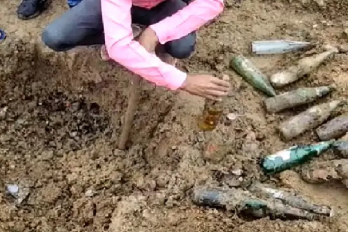 जमिनीतून अवतरल्या ट्रकभर दारुच्या बाटल्या, ग्रामस्थांची झुंबड, दारु पिऊन एकाचा मृत्यू