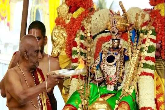 तमिळनाडूतील मंदिरांमध्ये ब्राह्मणेतर पुजारी, जोरदार वादानंतर मुख्यमंत्र्यांचं स्पष्टीकरण