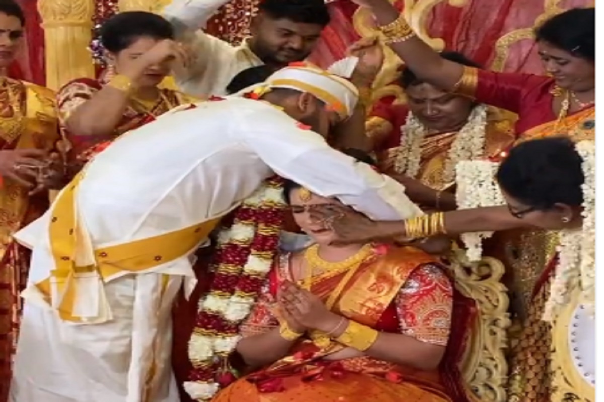 नवरदेव जवळ येताच मंडपातच ढसाढसा रडू लागली नवरी; नेमकं असं झालं तरी काय पाहा VIDEO