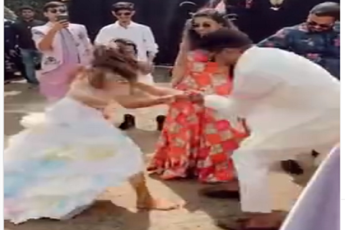 नवरा-नवरी आपसात भिडले.