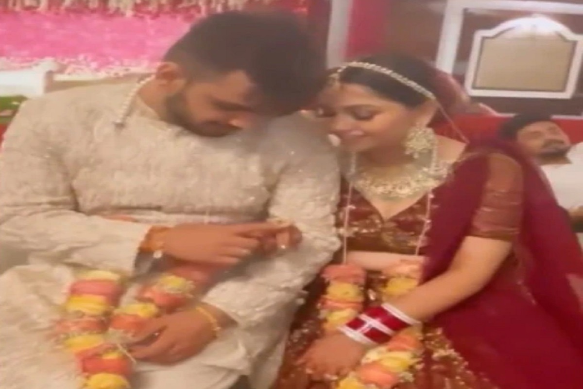 नवरा-नवरीचा हटके अंदाज.