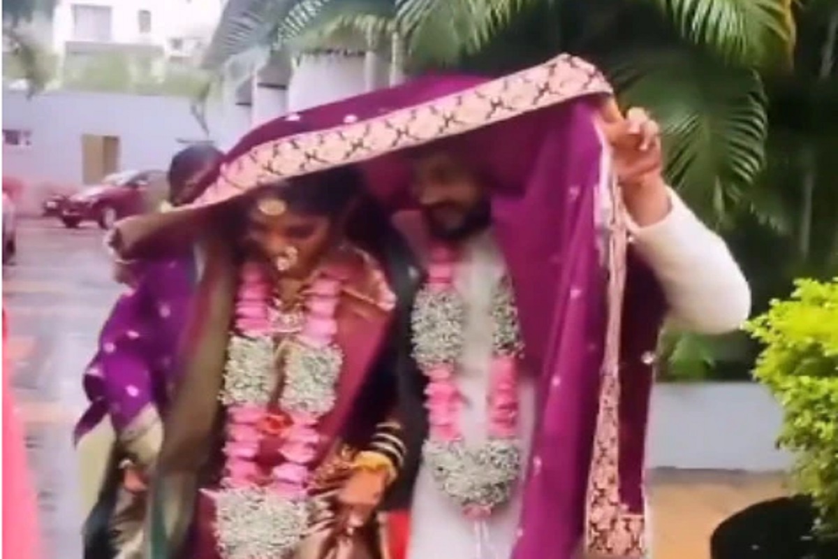 पावसात नवरा-नवरीचा रोमँटिक अंदाज