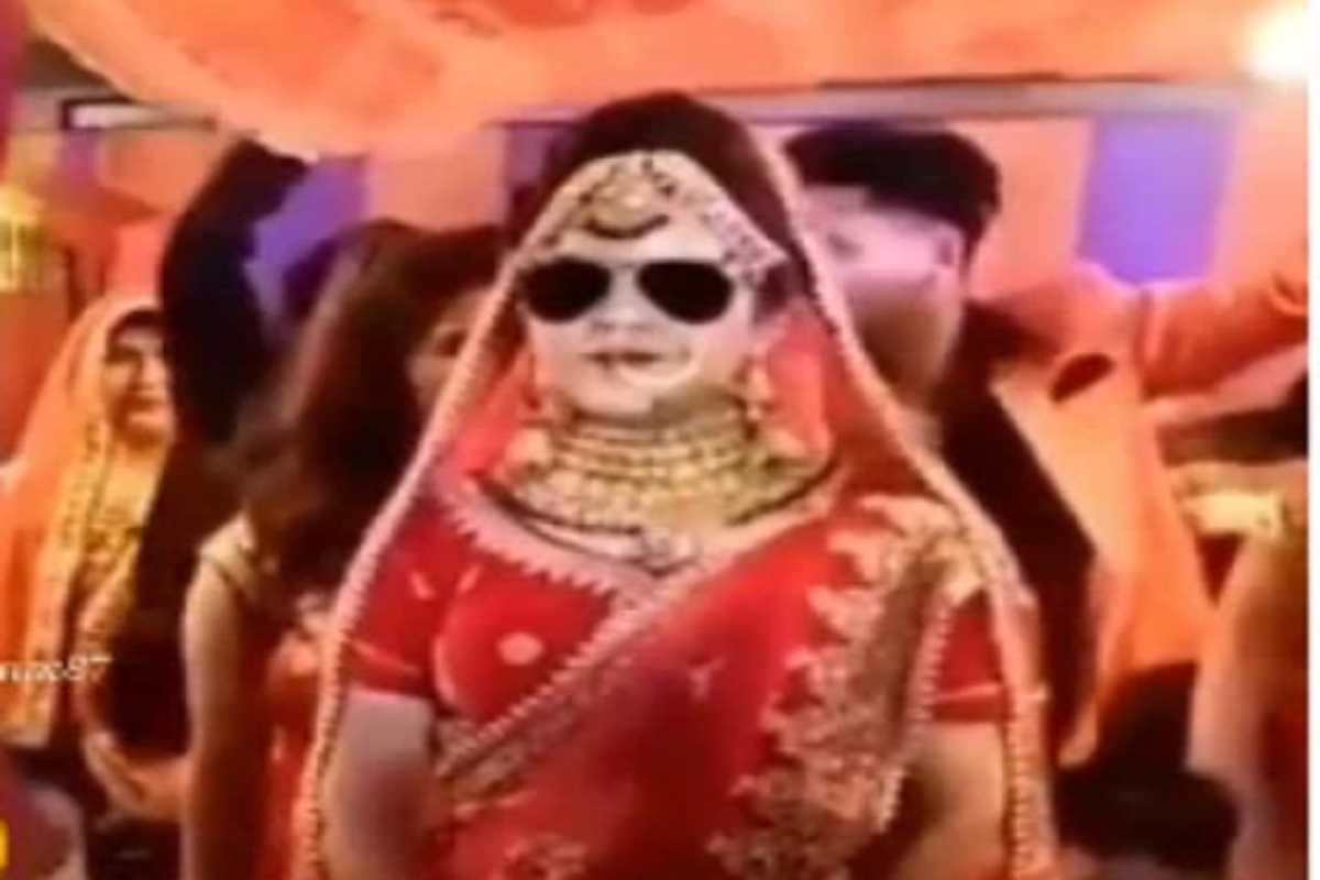 VIDEO - अरे हिला आवरा! कॅमेरा दिसताच सुरू झाला नवरीचा नखरा