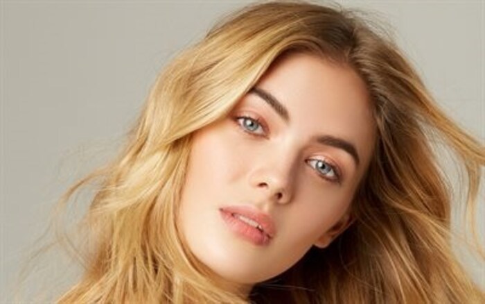 ब्रिटन- ब्रिटनमधल्या महिला सुशिक्षित सभ्य आणि ॲट्रॅक्टिव्ह मानल्या जातात. देशामध्ये अनेक संस्कृतींचा मिलाफ पाहायला मिळतो. इथल्या महिला आपल्या सौंदर्यासाठी प्रसिद्ध आहेत.ब्रिटन- ब्रिटनमधल्या महिला सुशिक्षित सभ्य आणि ॲट्रॅक्टिव्ह मानल्या जातात. देशामध्ये अनेक संस्कृतींचा मिलाफ पाहायला मिळतो. इथल्या महिला आपल्या सौंदर्यासाठी प्रसिद्ध आहेत.