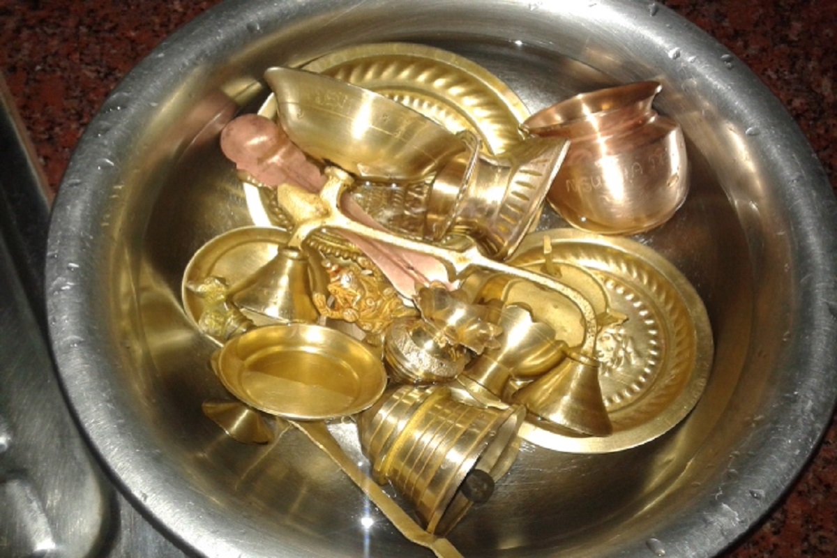 देवघरातील पितळी मूर्ती काळ्या पडल्यात? या घरगुती उपायांनी होतील चमकदार