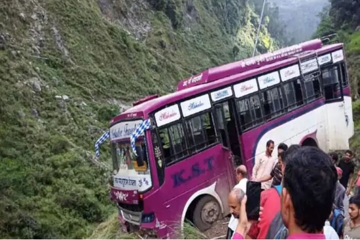 सांगितलं जात आहे की, चालत्या बसचा अचानक एक्सल तुटला. यामुळे ड्रायव्हरचं गाडीवरील नियंत्रण सुटलं. यामुळे बस एका बाजूला असलेल्या दरीच्या दिशेने गेली. बस जेथे थांबली तेथून 300 मीटर खोल दरी आहे. यावेळी प्रवासीदेखील पुरते घाबरले होते. समोर आलेला धोका लक्षात घेऊन ड्रायव्हरने ब्रेक लावून ठेवला.