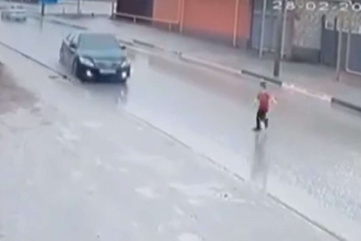 रस्त्यावर सुसाट धावत सुटला चिमुकला, भरधाव वेगाने कार आली आणि...; काळजाचा ठोका चुकवणारा VIDEO