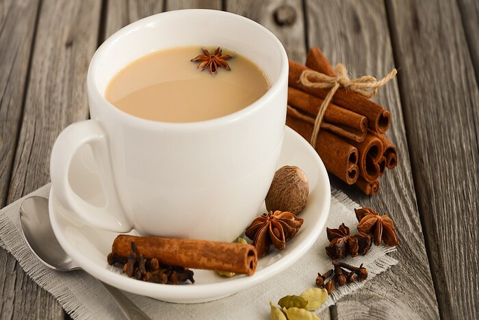 चहा मसाला वापरा- चहा मसाला घातलेला चहा पिणं देखील फायदेशीर असतं. चहा मसालामध्ये लवंग, दालचिनी, सुंठ, गूळ, वेलची, केसर अशा प्रकारच्या औषधी वनस्पती वापरलेल्या असतात.