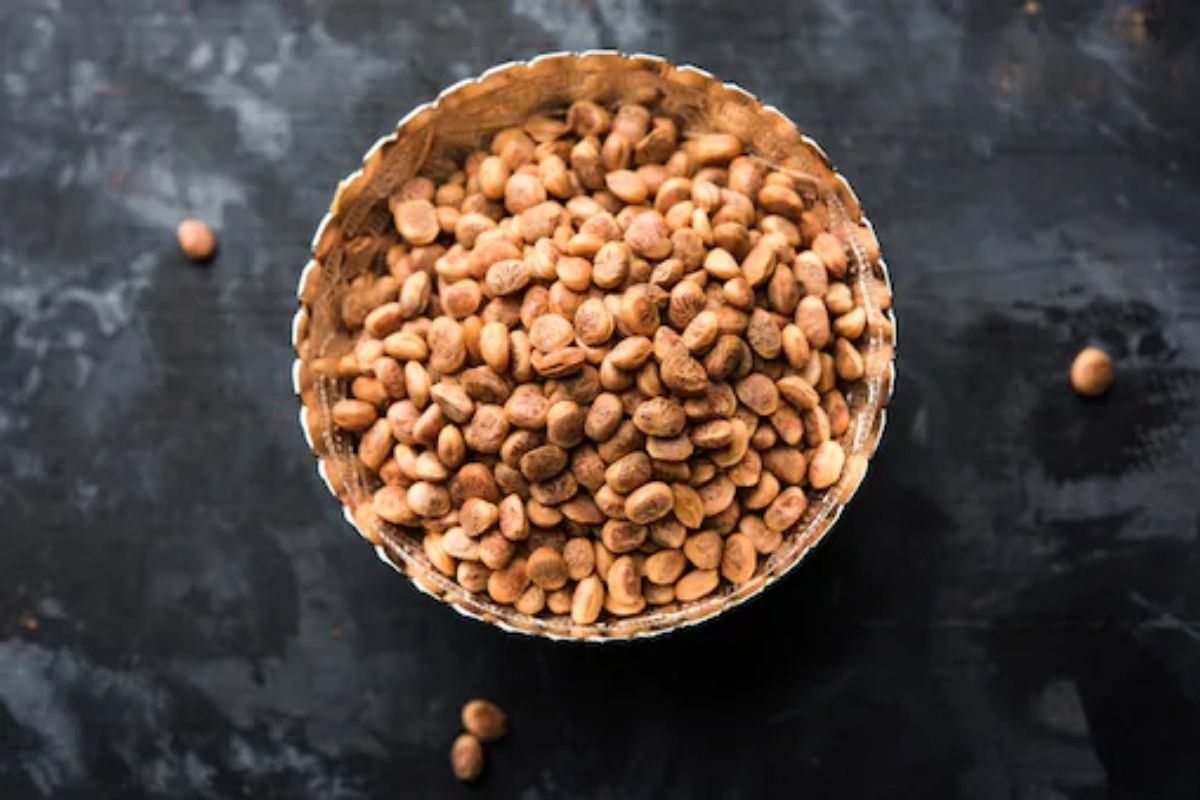 चारोळे हा ड्रायफ्रुटमधला एक उत्तम पोषक घटक आहे. याचे आरोग्याला भरपूर फायदे आहेत. इतर ड्रायफ्रुट्स तुलनेमध्ये चारोळे अतिशय महाग असतात. अनेक गोड पदार्थात आवर्जुन वापरले जातात.