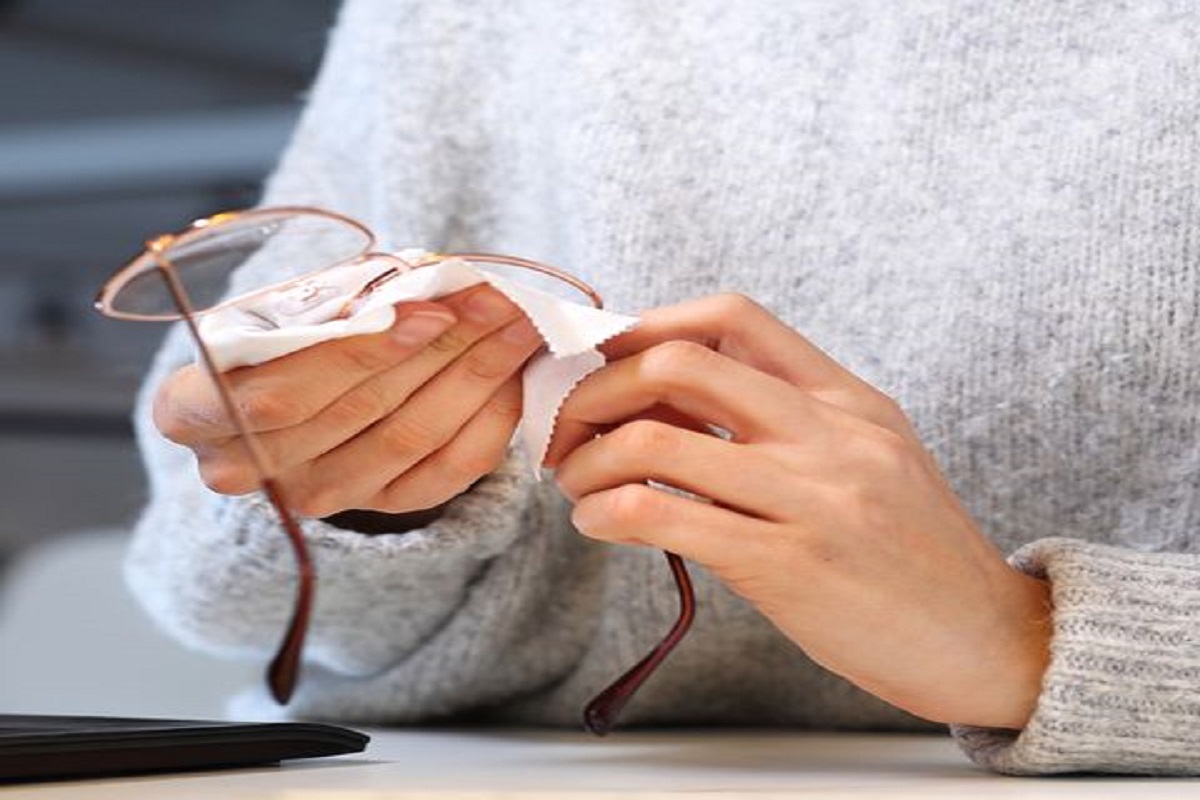 चष्मा मायक्रोफायबर कपड्याने साफ करावा.