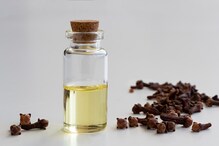 चेहऱ्यासाठी आहेत लवंग तेलाचे फायदे; असं वापरल्यास डाग, पुरळ, सुरकुत्या होतील कमी चेहऱ्यासाठी आहेत लवंग तेलाचे फायदे; असं वापरल्यास डाग, पुरळ, सुरकुत्या होतील कमी