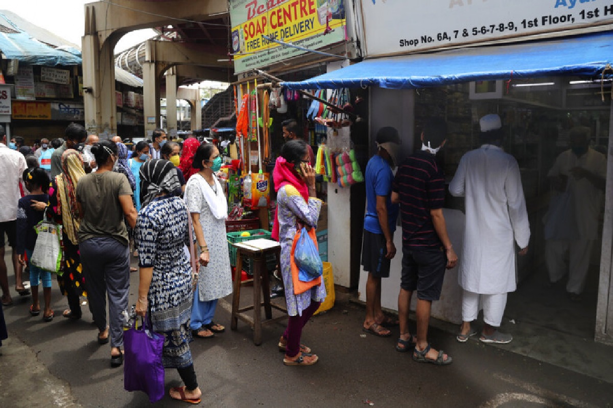 महाराष्ट्र सरकारनं कोरोना नियम काही प्रमाणात शिथील केले आहेत.  त्यानुसार मॉल, रेस्टॉरंट, दुकानं, गार्ड, बीच, लोकल काही अटींसह सुरू केले आहेत.