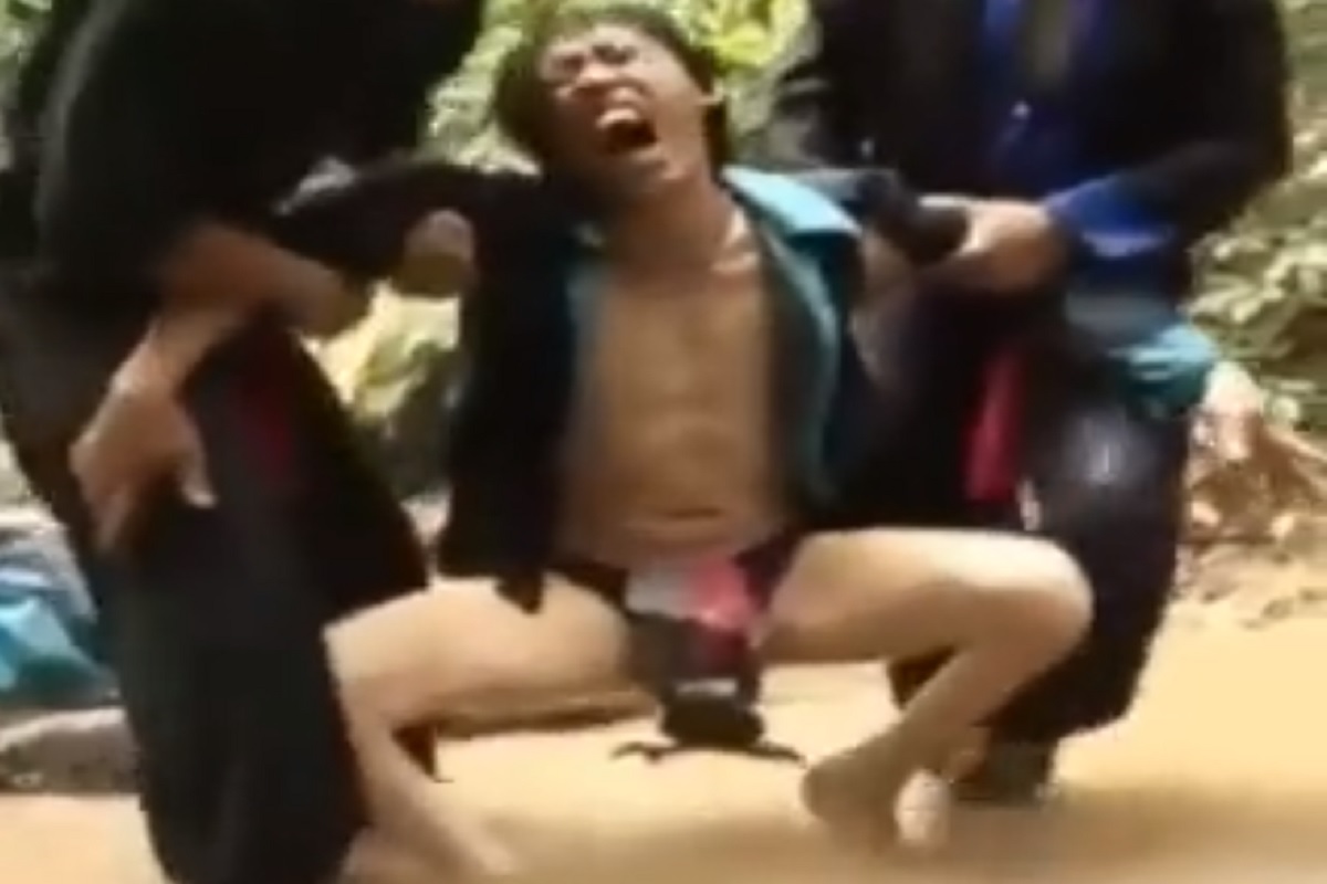 OMG! अंडरविअरवर मासे पकडणं भलतंच महागात; खेकड्याने करकचून धरला प्रायव्हेट पार्ट आणि... Shocking video