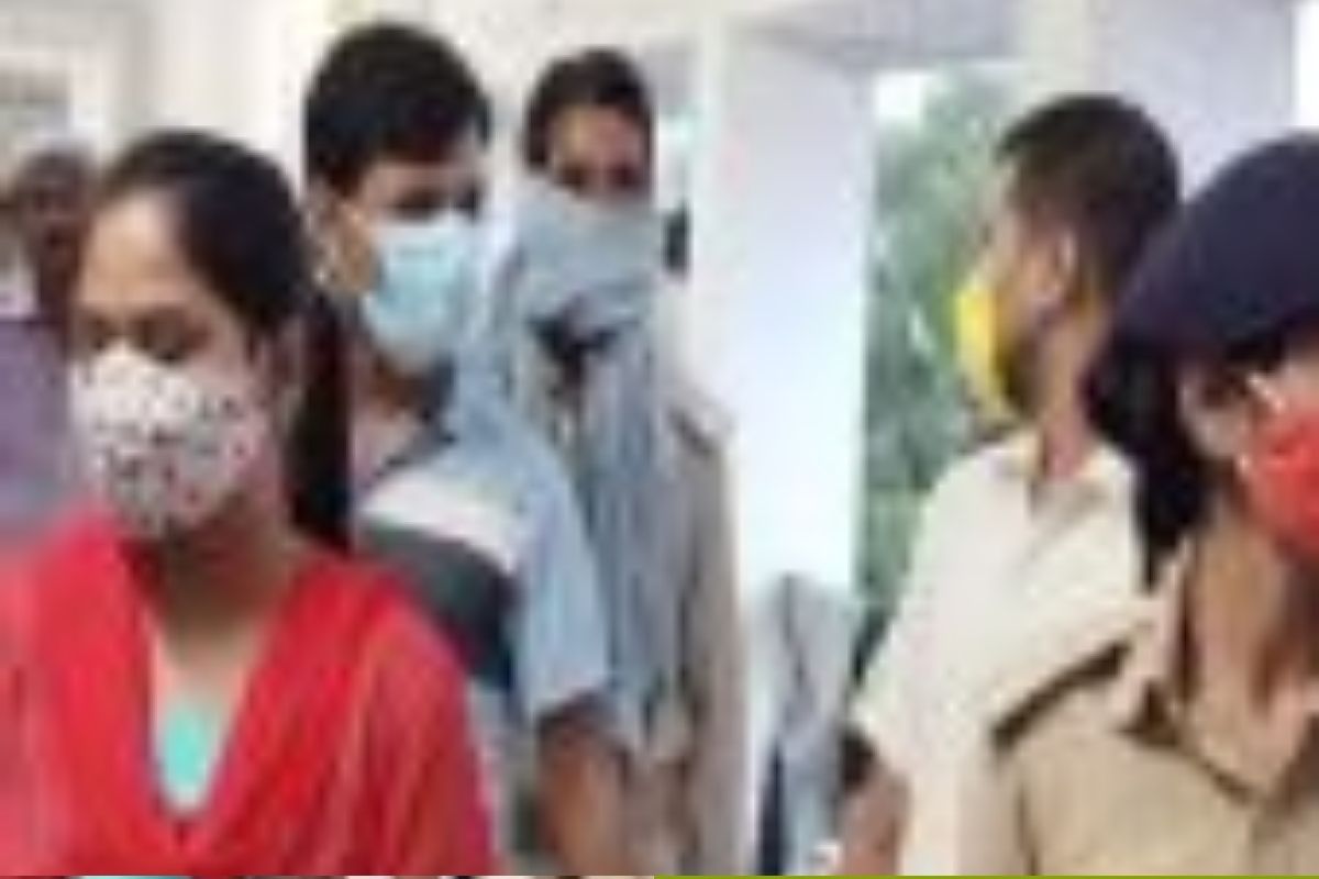 डॉक्टरांच्या पहिल्या पत्नीने आखला दुसरीच्या हत्येचा कट; मास्कमुळे तिसऱ्याच महिलेचा गेला जीव