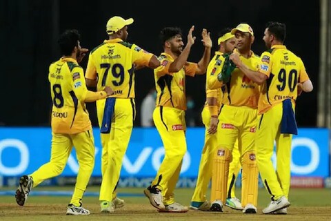 भारत विरुद्ध इंग्लंड (India vs England) यांच्यातील टेस्ट सीरिजची सध्या सर्वत्र चर्चा असली तरी आयपीएल टीमनं पुढील महिन्यात होणाऱ्या दुसऱ्या टप्प्याची (IPL 2021) तयारी सुरू केली आहे.