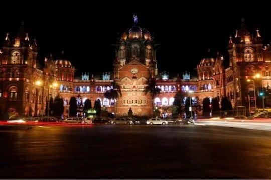 मुंबईतील चार ठिकाणी बॉम्ब ठेवण्यात आल्याची माहिती देणाऱ्या तरुणांना मुंबई पोलिसांनी अटक केली आहे.