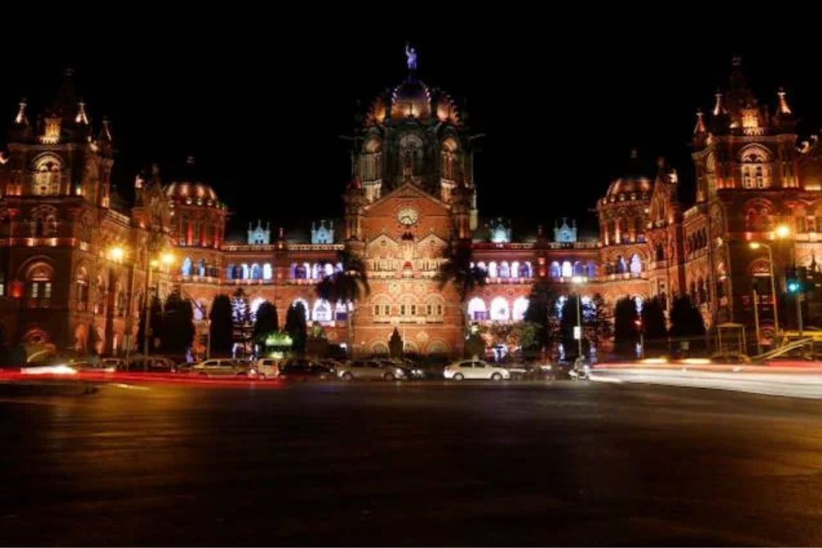 मुंबईतील चार ठिकाणी बॉम्ब ठेवण्यात आल्याची माहिती देणाऱ्या तरुणांना मुंबई पोलिसांनी अटक केली आहे.