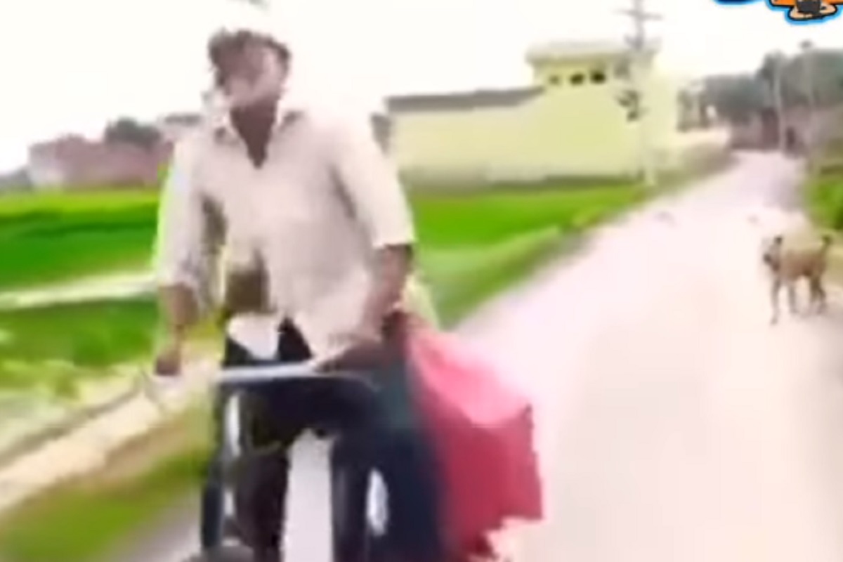 कुत्र्याला पाहताच काकांनी बायकोसह पळवली सायकल; शॉकिंग आहे या VIDEO चा शेवट