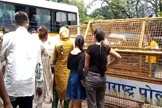 मुंबई, अहमदाबाद महामार्गावरील चांदीप गावाजवळ असलेल्या मॉस या रिसॉर्टमध्ये हा डान्स बार सुरू करण्यात आला होता.