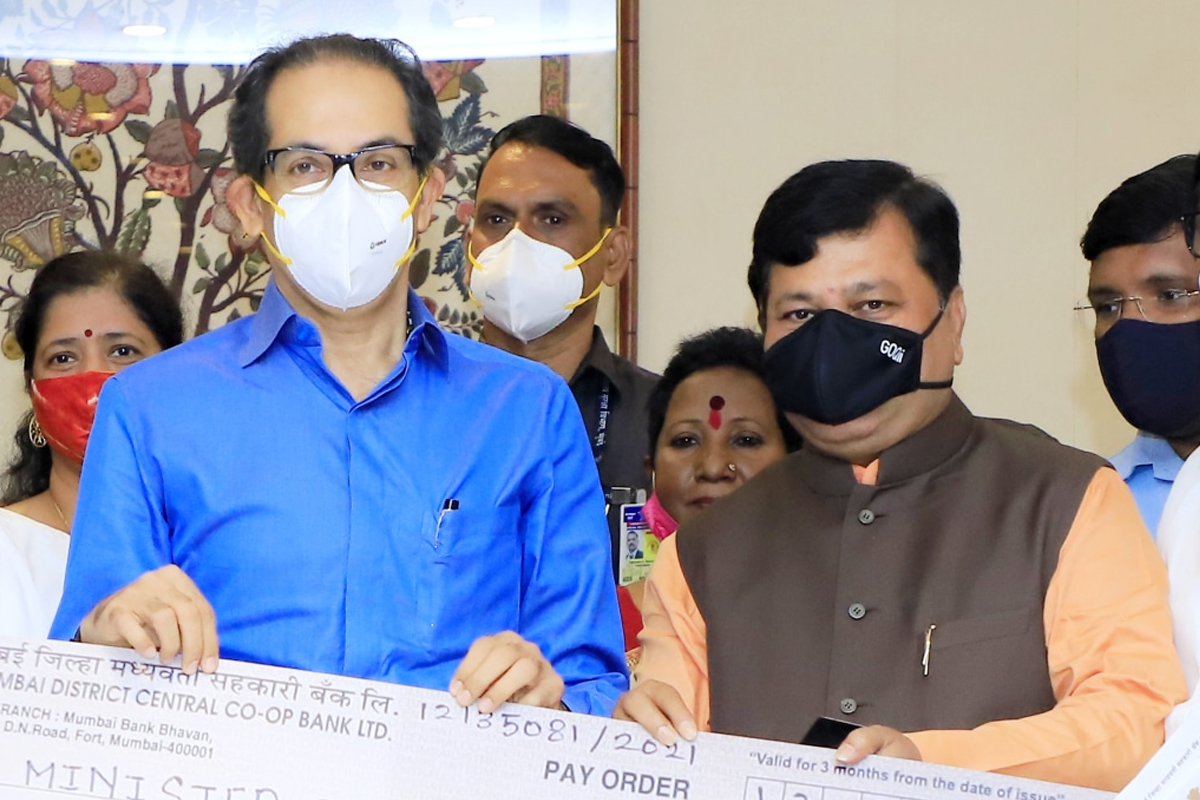 देवेंद्र फडणवीस यांचे निकटवर्तीय प्रवीण दरेकर आणि उद्धव ठाकरे यांच्यात काय चर्चा झाली याची राजकीय वर्तुळात उत्सुकता निर्माण झाली आहे.