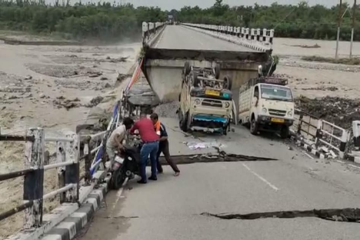 भयंकर VIDEO: धुवांधार पावसामुळे महामार्गावरचा पूल मधोमध तुटला, अनेक गाड्या गेल्या वाहून