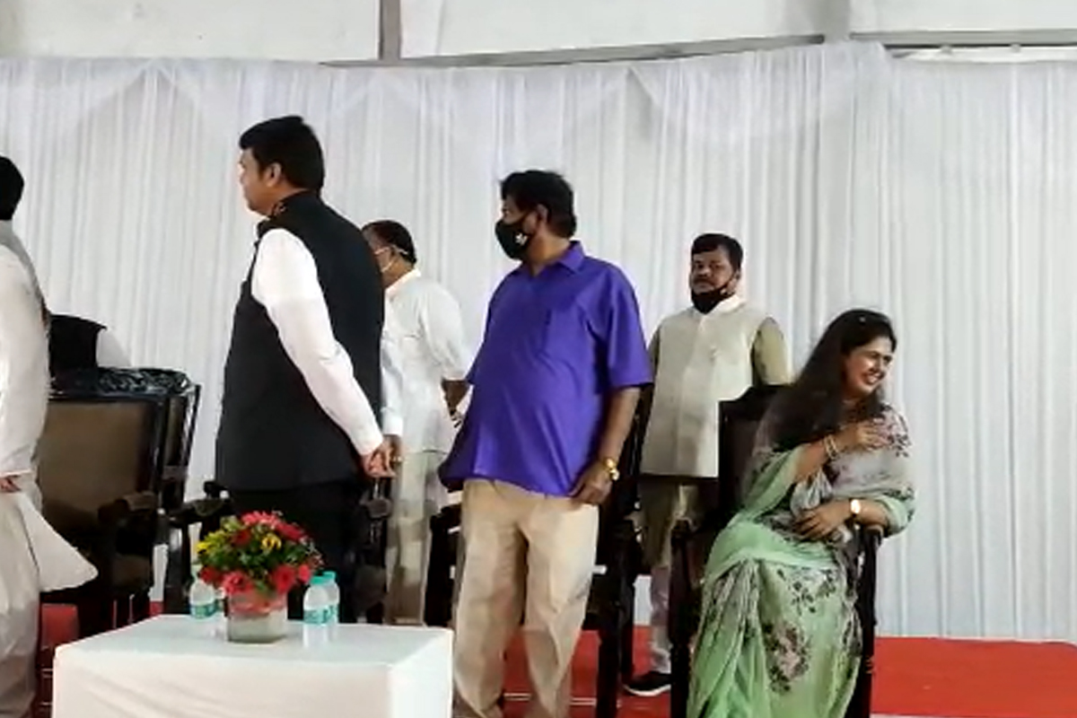 दिल्लीत भाजप नेत्यांची 'खाणे पे चर्चा', फडणवीस आणि पंकजा मुंडे आमनेसामने पण...