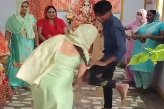 ...अन् वहिनीने काठीने चोप चोप चोपलं; भीतीने आईच्या मागे दडून बसला दीर; पाहा VIDEO