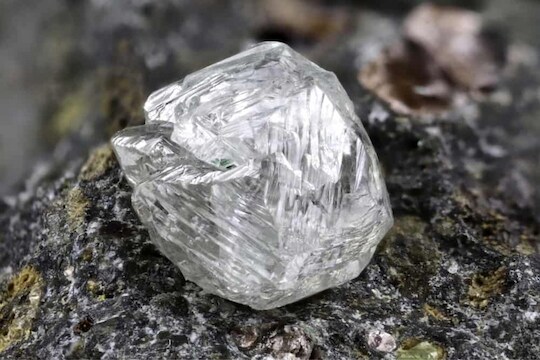याला म्हणतात नशीब! शेतकऱ्याला खोदकामात सापडले लाखोंचे हिरे; किंमत बघून तुम्हीही व्हाल थक्क