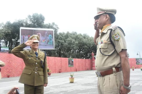 ITBP चे पोलीस निरीक्षक कमलेश कुमार आपल्या अधिकारी झालेल्या मुलीला सॅल्युट करताना...(PC-ITBP) 