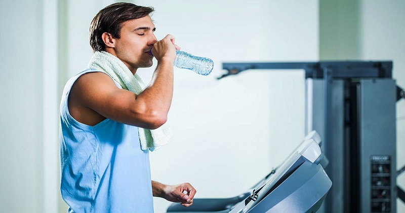 उभं राहून पाणी पिताना शरीरातील अनेक स्थायूंवर एकाच वेळी ताण येत असतो. पण बसून पाणी प्यायल्यास पॅरासिम्पॅटेपेटिक म्हणजेच स्नायू आणि मज्जातंतूच्या एकत्रित सहभागाने होणाऱ्या प्रक्रिया रिलॅक्स आणि डायजेशन मोडवर असते.