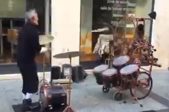 ड्रम वाजवण्याची हटके स्टाईल (फोटो सौजन्य - ट्विटर व्हिडीओ ग्रॅब)