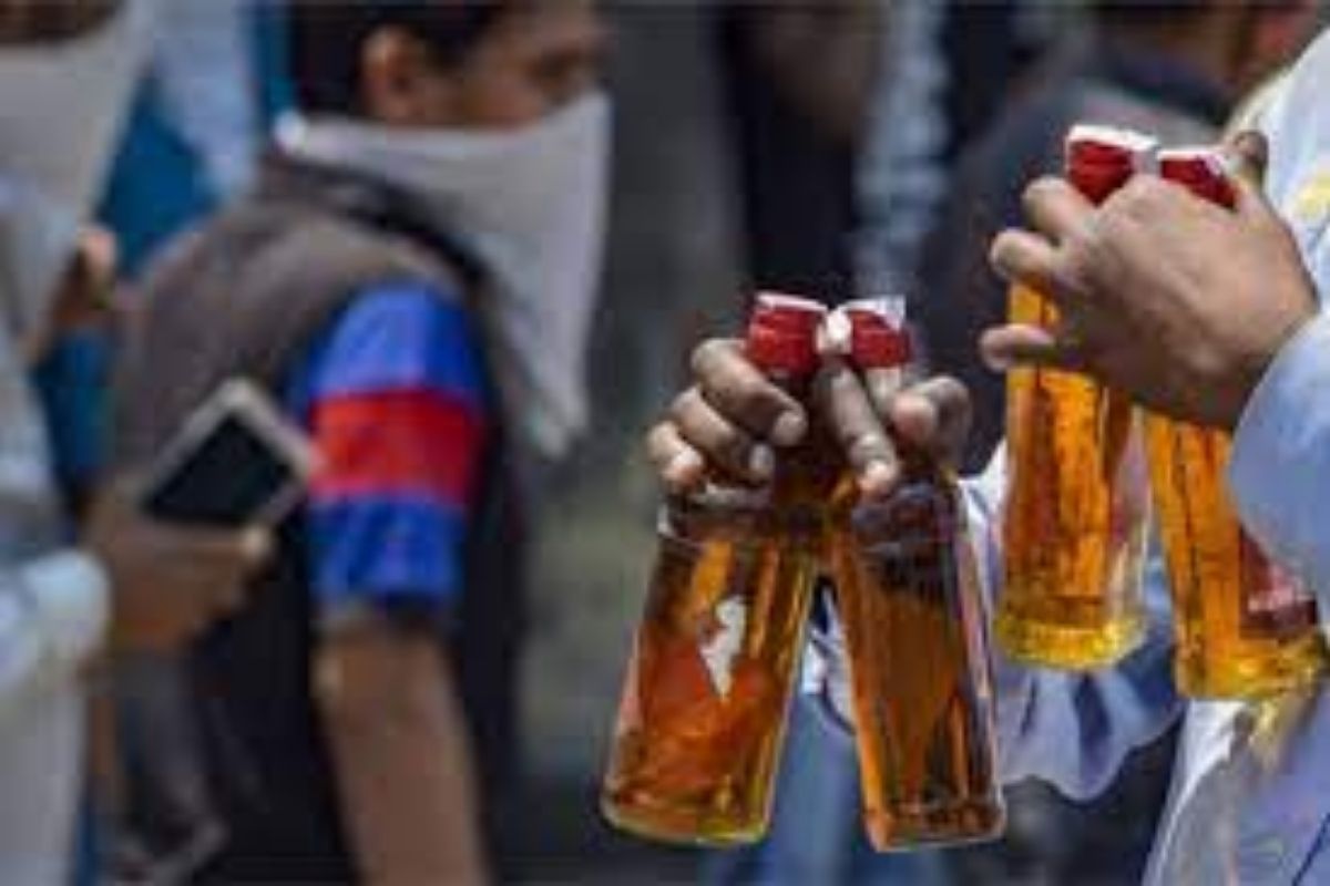 'अरे चोर नव्हे, मी बाबुराव बोलतोय...'; तरीही तरुणींनी केली धुलाई