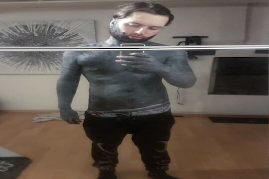 संपूर्ण शरीरच त्याने गोंदवून घेतलं