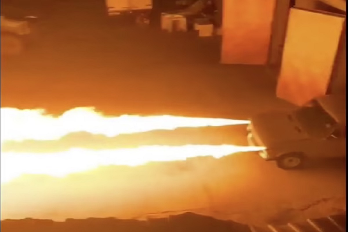 OMG! हेडलाइटमधून आगीच्या ज्वाळा सोडते ही कार; थक्क करणारा Flame throwing car video