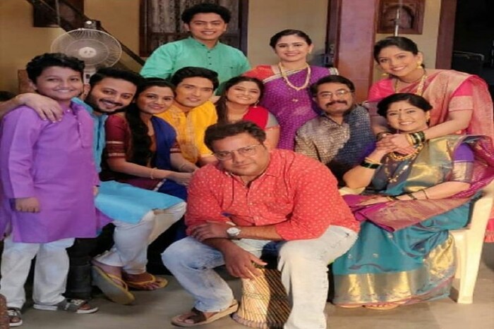 मराठी मालिकांपैकी एक असलेली स्टार प्रवाहवरील मालिका फुलाला सुगंध मातीचा. यातील जामखेडकर कुटुंब. या कुटुंबातील प्रत्येक सदस्य अनेकांना आवडतो. पण या कलाकारांच्या खऱ्या आयुष्यात कोणकोण आहेत हे तुम्हाला माहिती आहे का?
