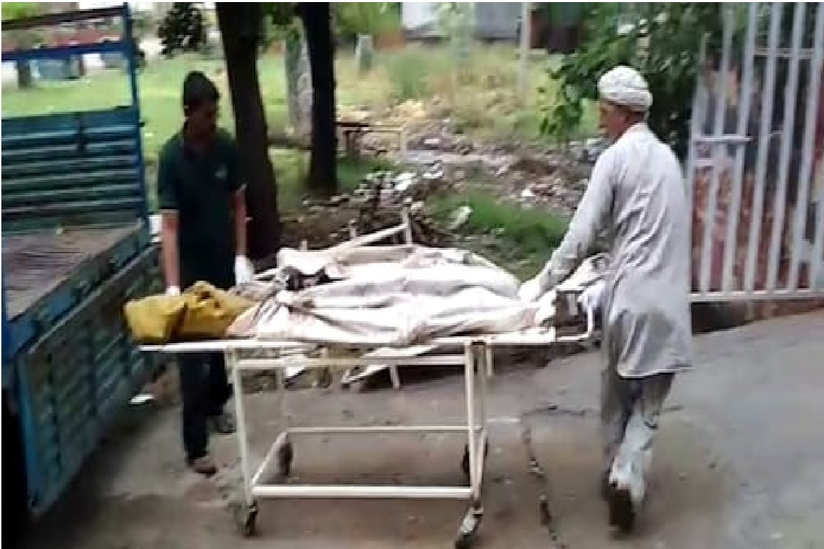 अंत्यसंस्कार सुरु असतानाच पोहोचले पोलीस, चिता विझवून घेऊन गेले मृतदेह