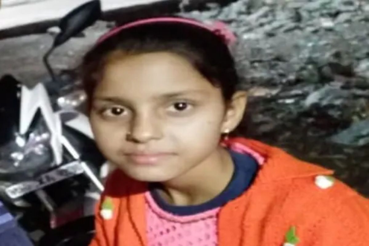 School Fees वरुन मुख्याध्यापकांनी सर्वांसमोर केला अपमान; शेवटी रडत रडत विद्यार्थिनीने सोडला जीव