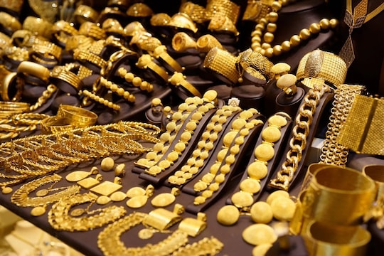 Gold Price Today: बाप्पाच्या आगमनादिवशी स्वस्त झालं सोनं, 500 रुपयांनी उतरले भाव; काय आहेत आजचे दर